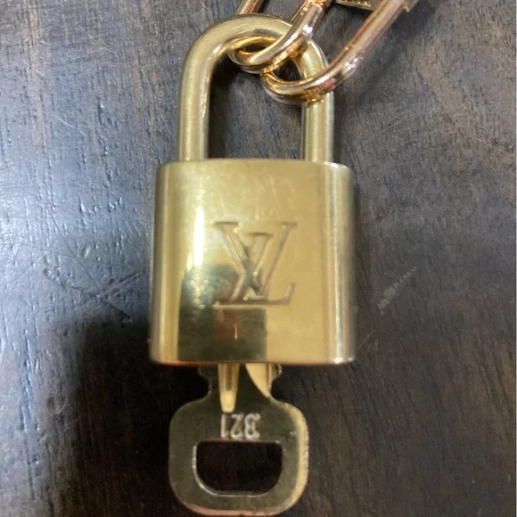 #321 Louis Vuitton lock and key with aftermarket chain - Picture 3 of 4